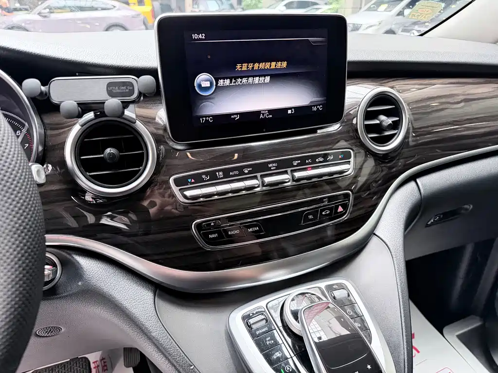 Mercedes-Benz V-Class 2019 — фото 16