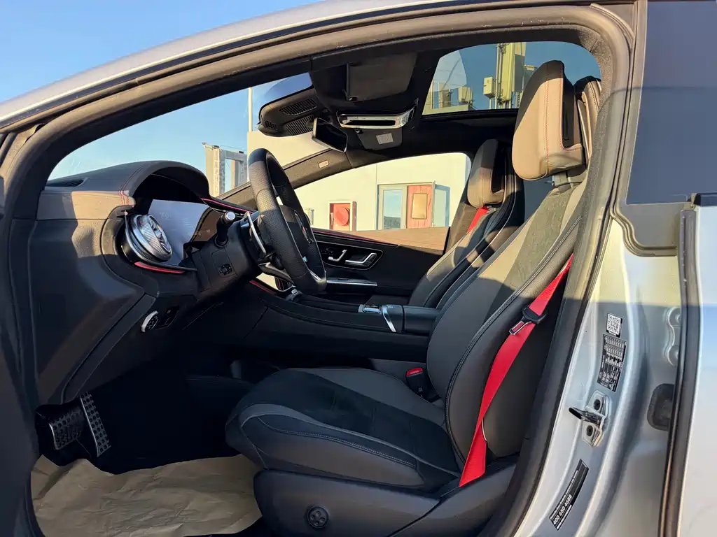 Mercedes-Benz EQE AMG 2024 — фото 16