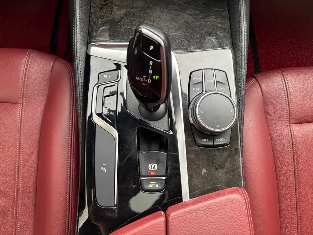 BMW 5 Series 2019 — фото 13