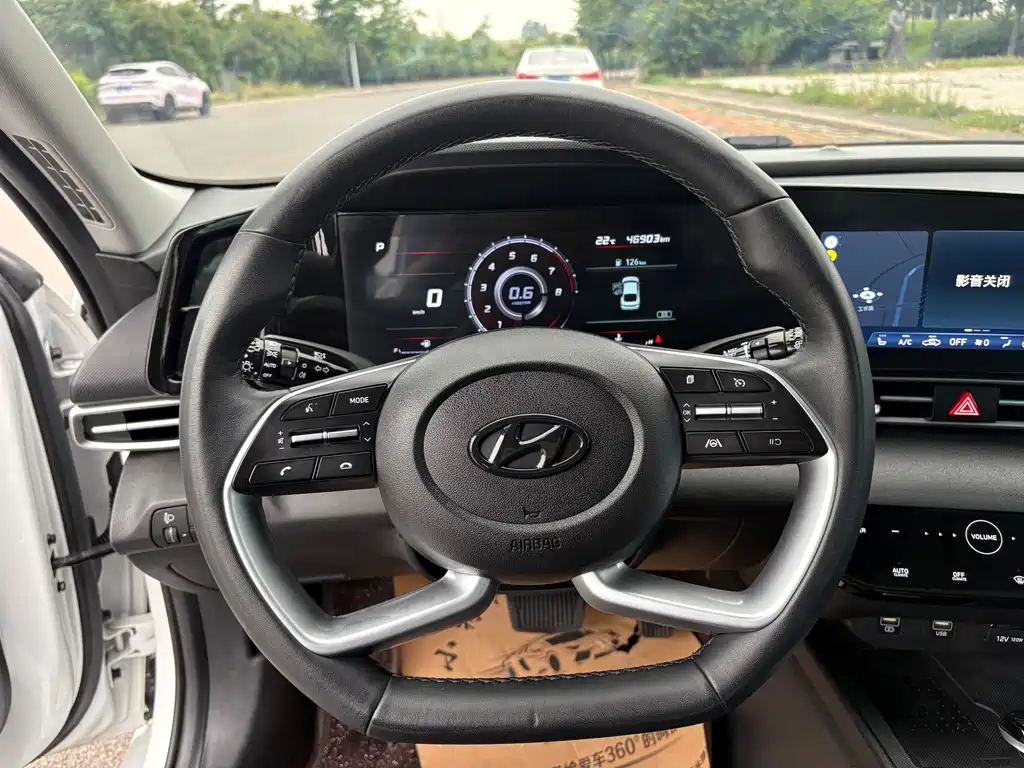 Hyundai Elantra 2023 — фото 12