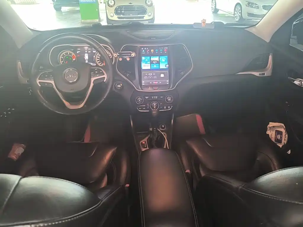 Jeep Cherokee 2018 — фото 10