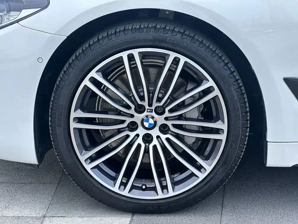 BMW 5 Series 2018 — фото 33
