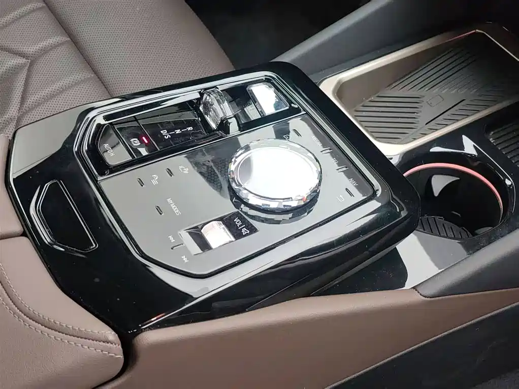 BMW 5 Series 2025 — фото 11