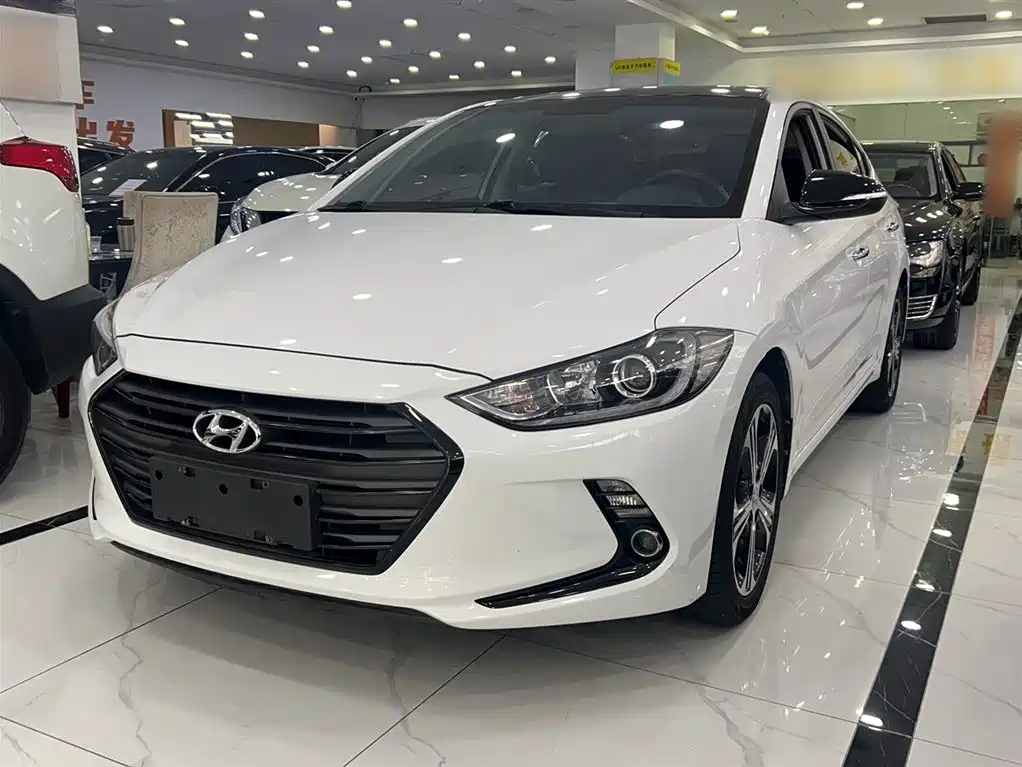 Hyundai Elantra 2019 — фото 1
