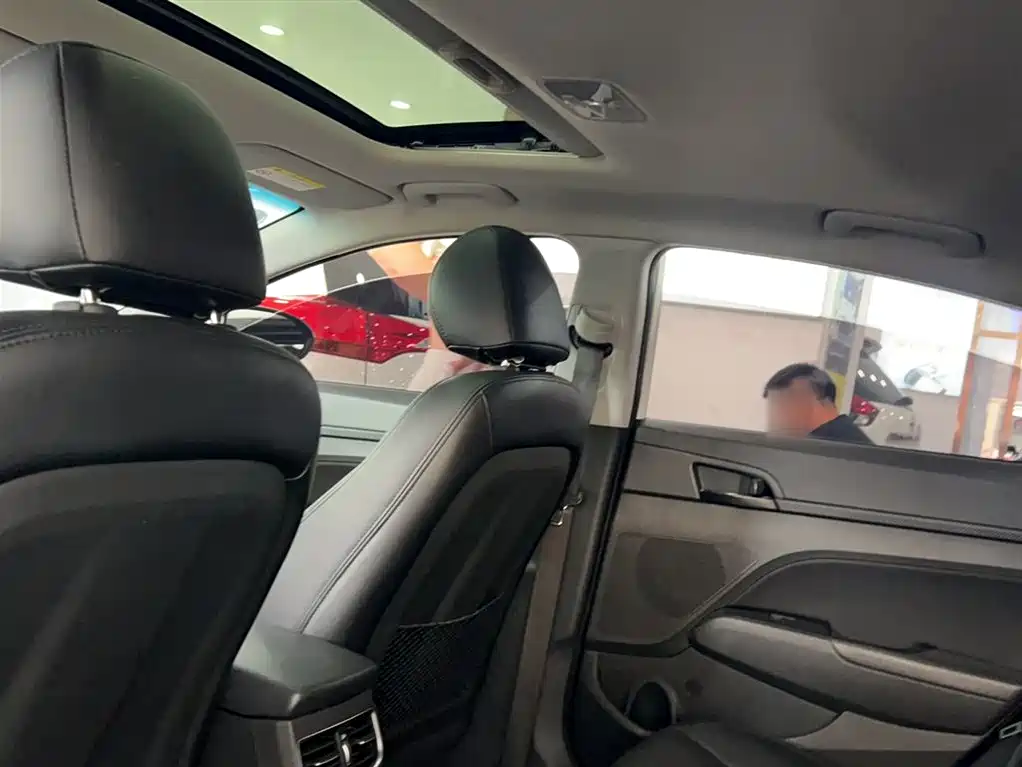 Hyundai Elantra 2019 — фото 12