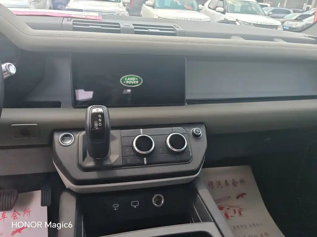Land Rover Defender 2021 — фото 15