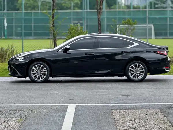 Lexus ES 2024