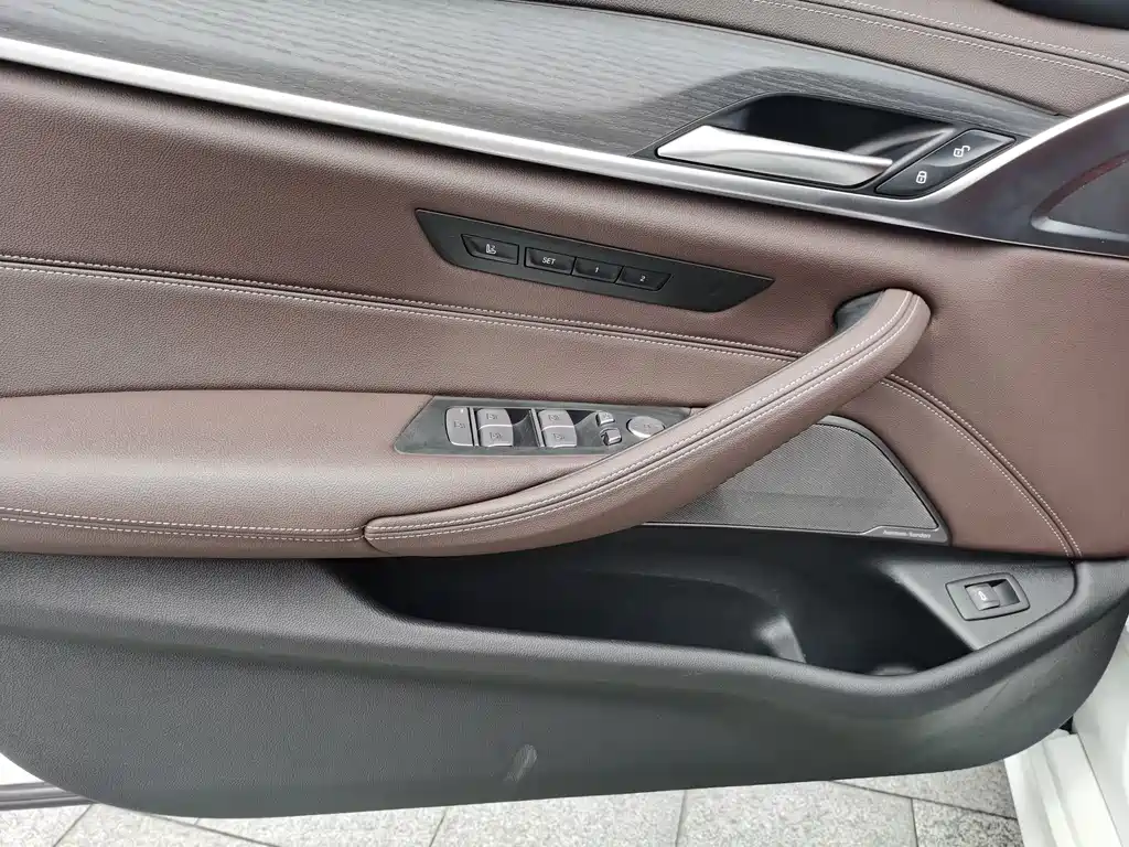 BMW 5 Series 2021 — фото 11
