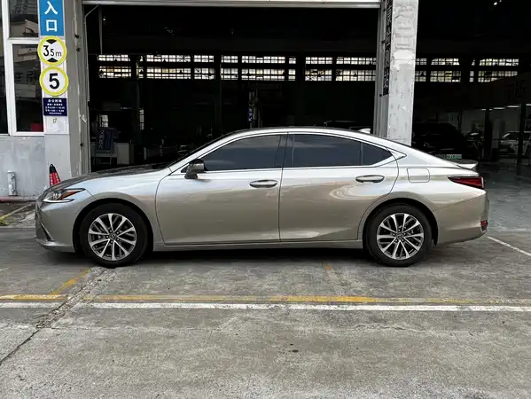 Lexus ES 2023