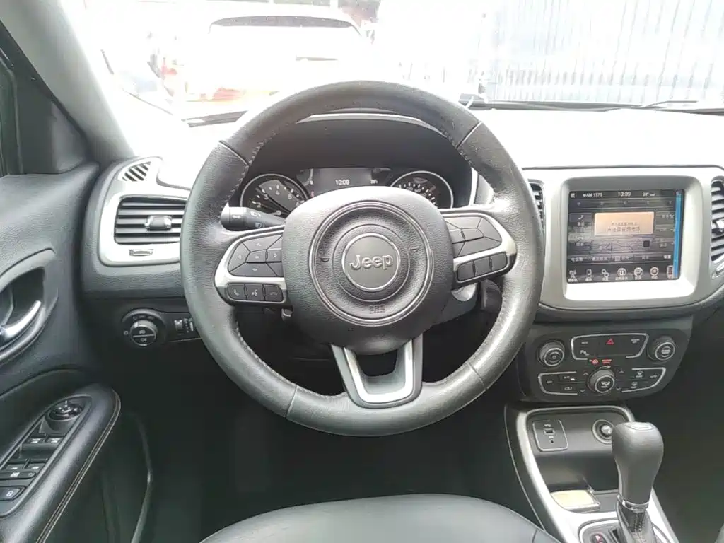 Jeep Compass 2018 — фото 11