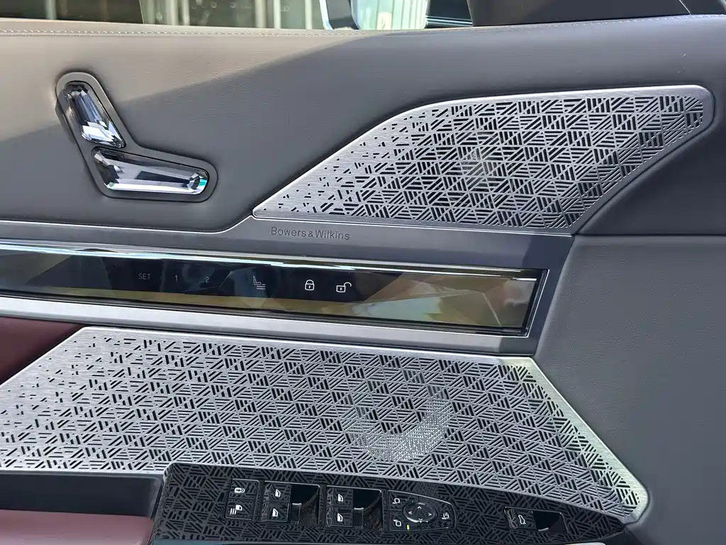BMW i7 2025 — фото 13
