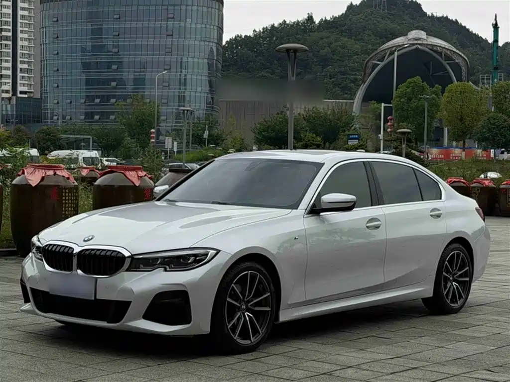BMW 3 Series 2022 — фото 1