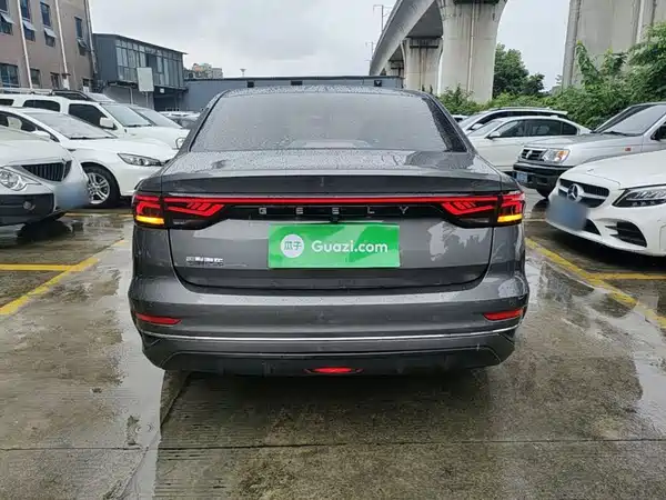 Geely Emgrand 2022
