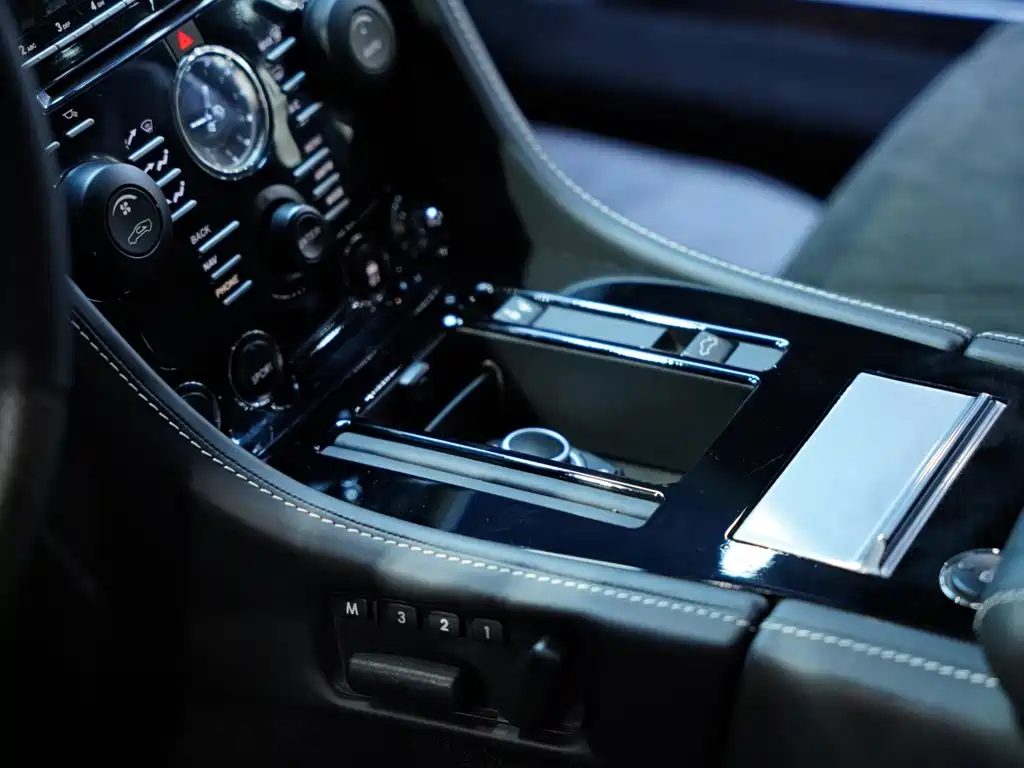 Aston Martin DBS 2010 — фото 28