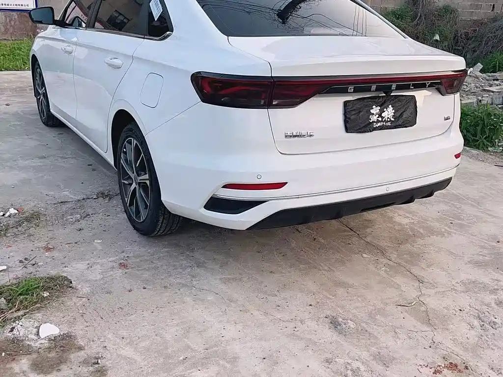 Geely Emgrand 2022