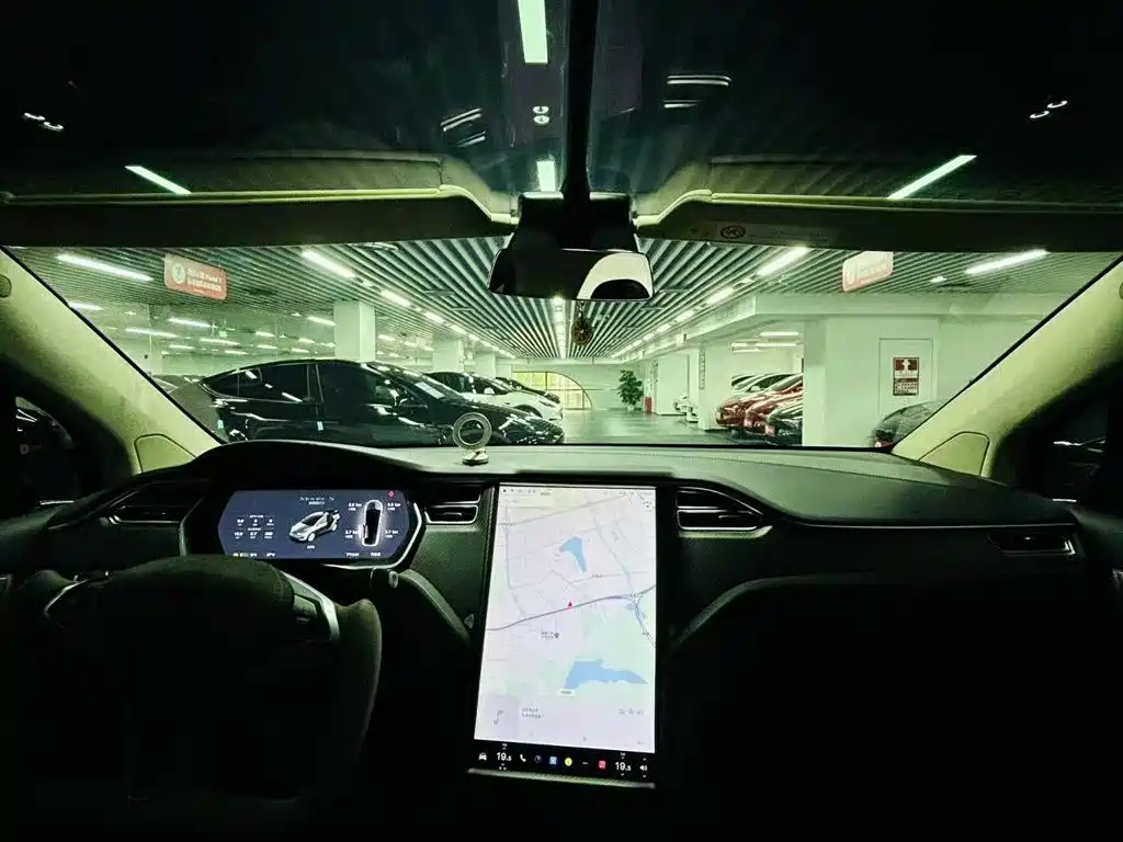 Tesla Model X 2018 — фото 8