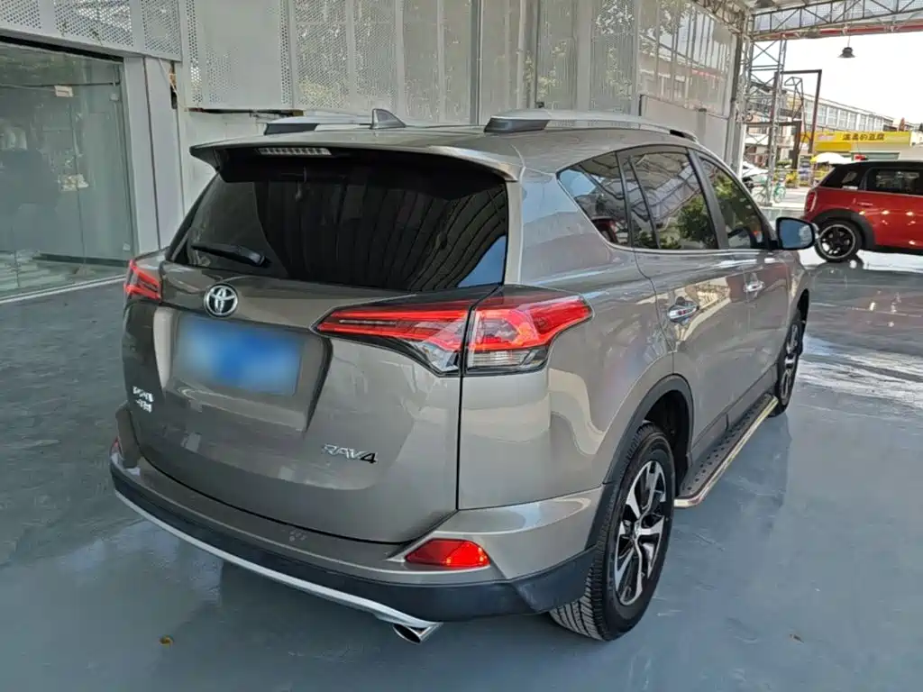Toyota RAV4 2017 — фото 7