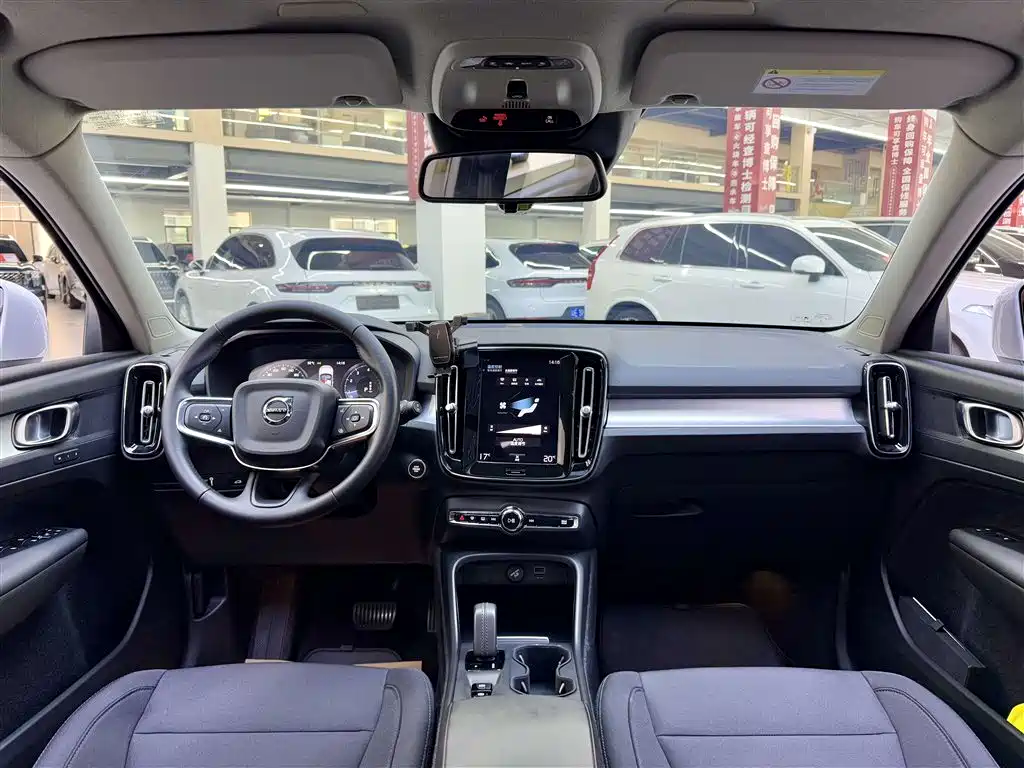Volvo XC40 2021 — фото 12