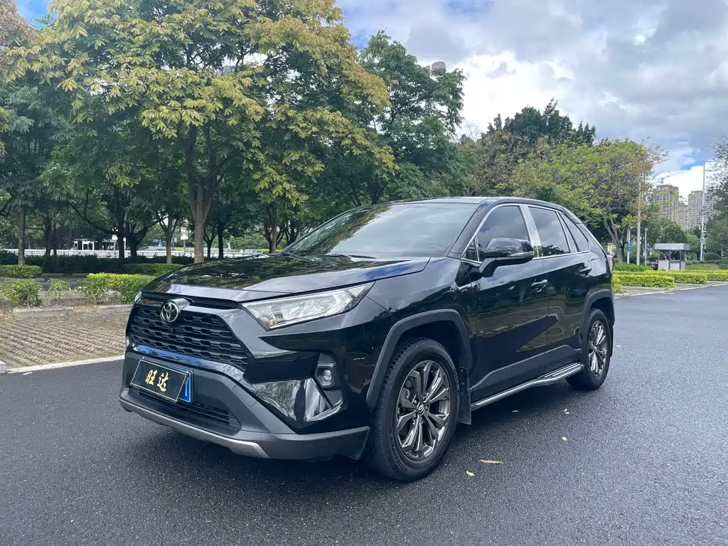 Toyota RAV4 2023 — фото 1