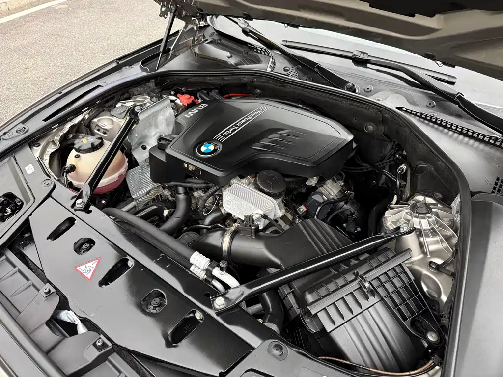 BMW 5 Series 2015 — фото 32