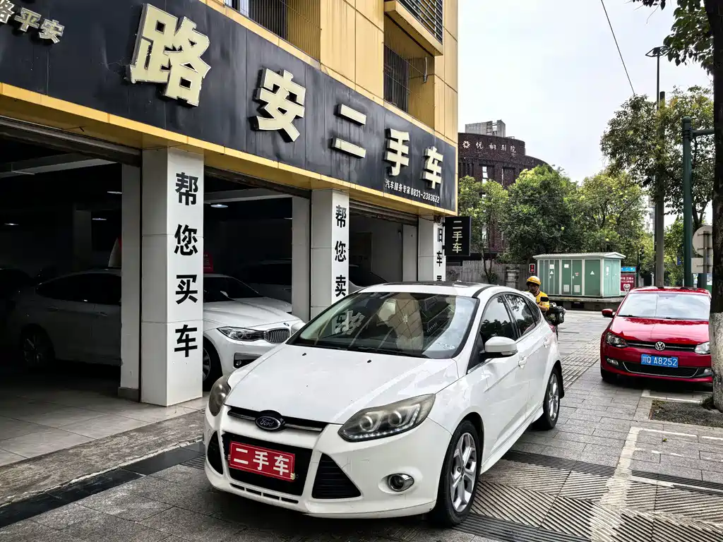 Ford Focus 2014 — фото 1