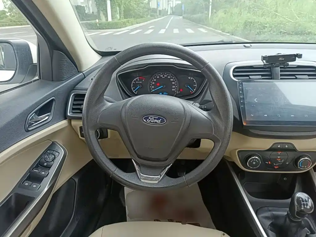 Ford Escort 2018 — фото 11