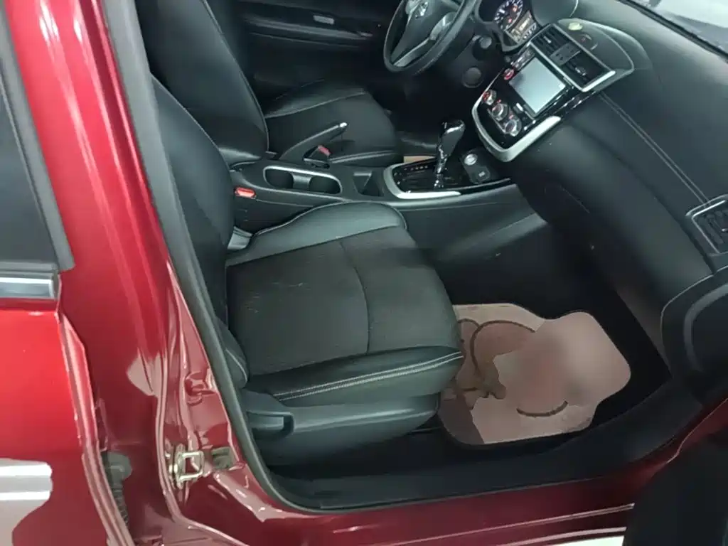 Nissan Tiida 2018 — фото 25