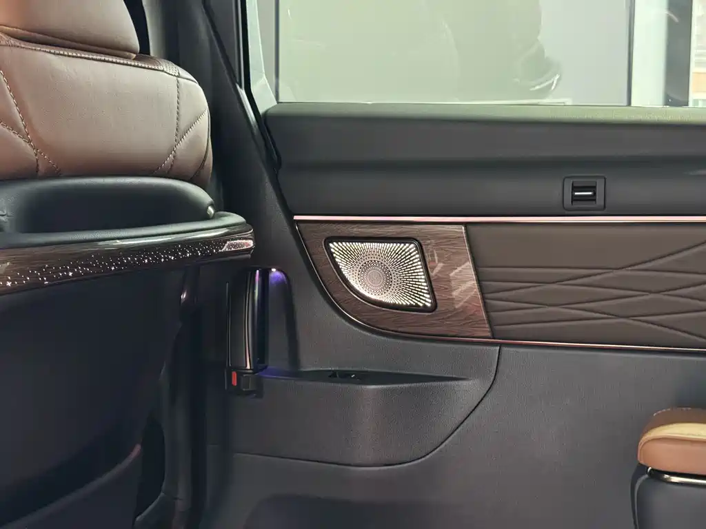 Toyota Alphard 2025 — фото 25