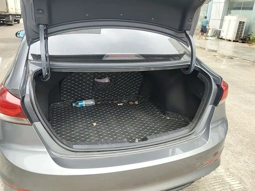 Hyundai Elantra 2018 — фото 19