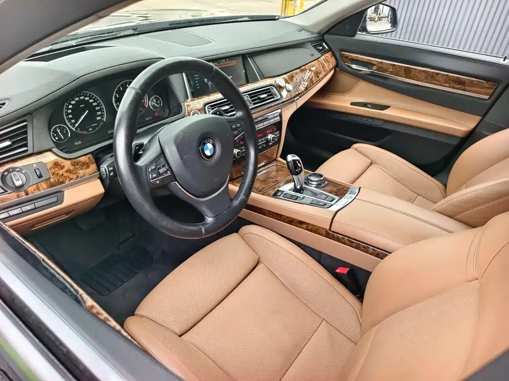 BMW 7 Series 2013 — фото 9