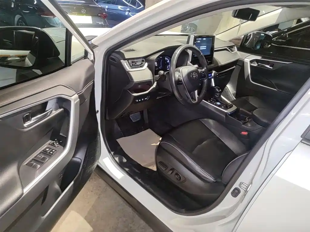 Toyota RAV4 2021 — фото 16