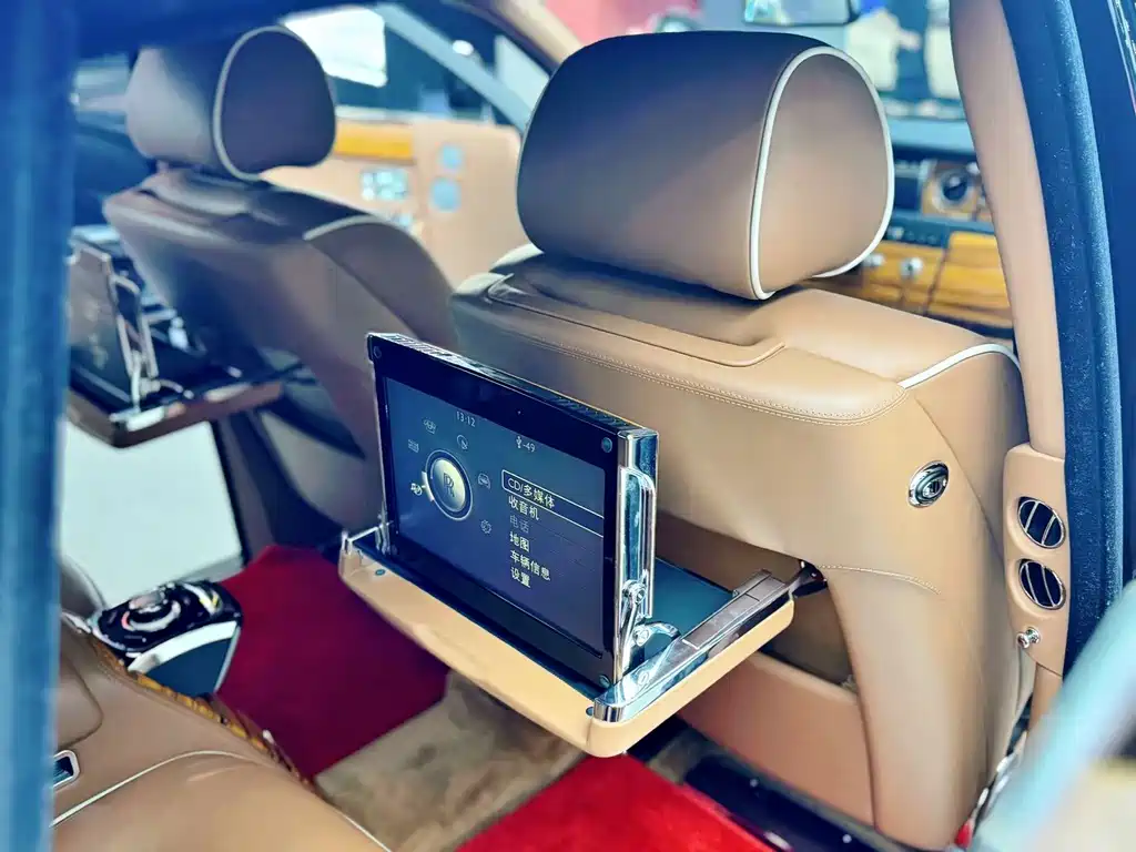Rolls-Royce Phantom 2016 — фото 11