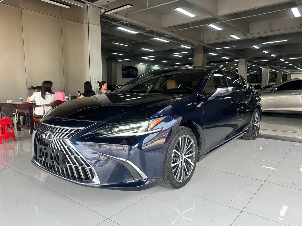 Lexus ES 2022 — фото 1