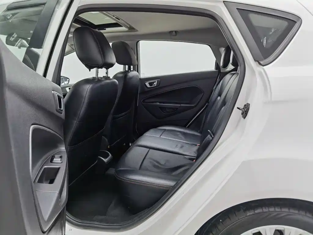 Ford Fiesta 2015 — фото 15