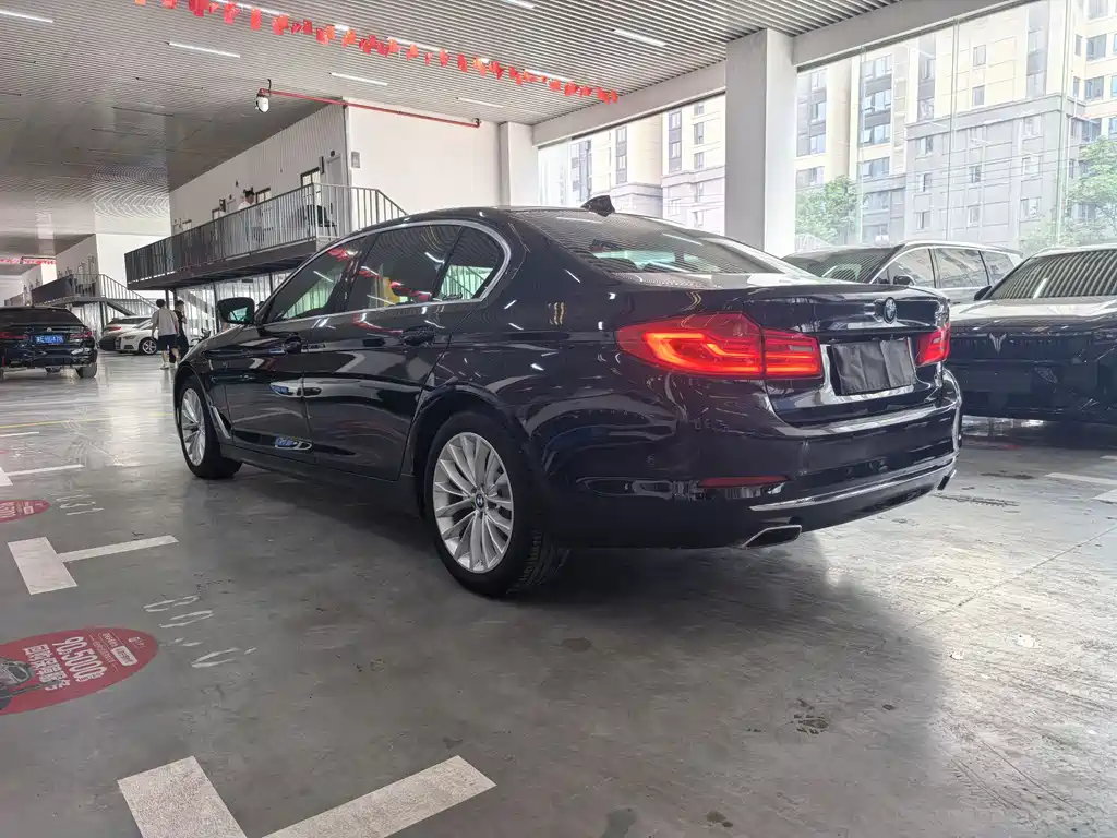 BMW 5 Series 2019 — фото 28
