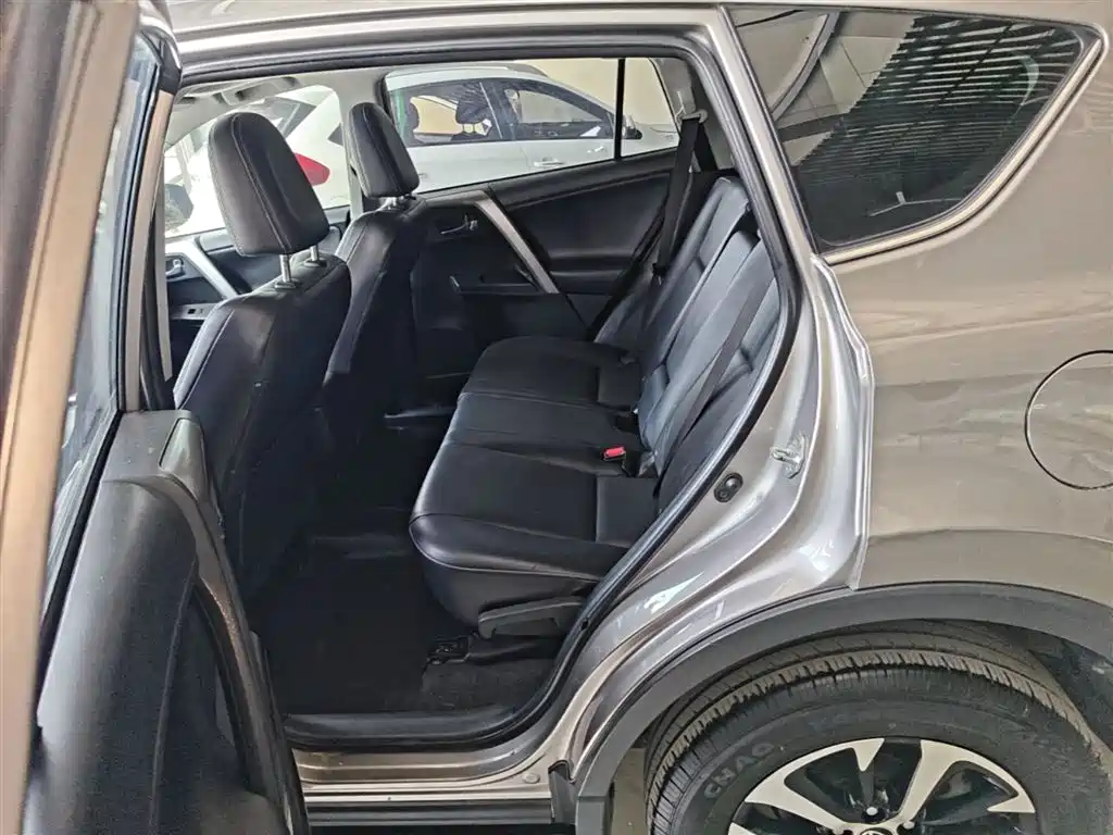 Toyota RAV4 2019 — фото 17