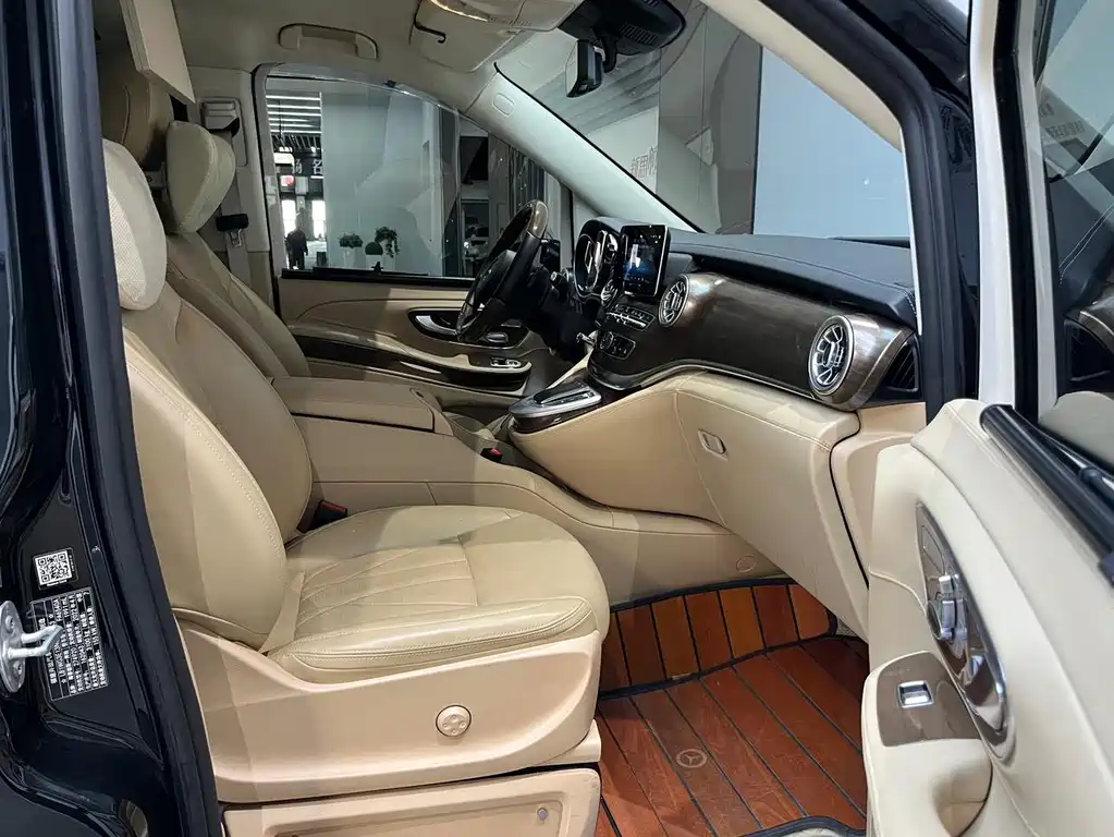 Mercedes-Benz V-Class 2022 — фото 15