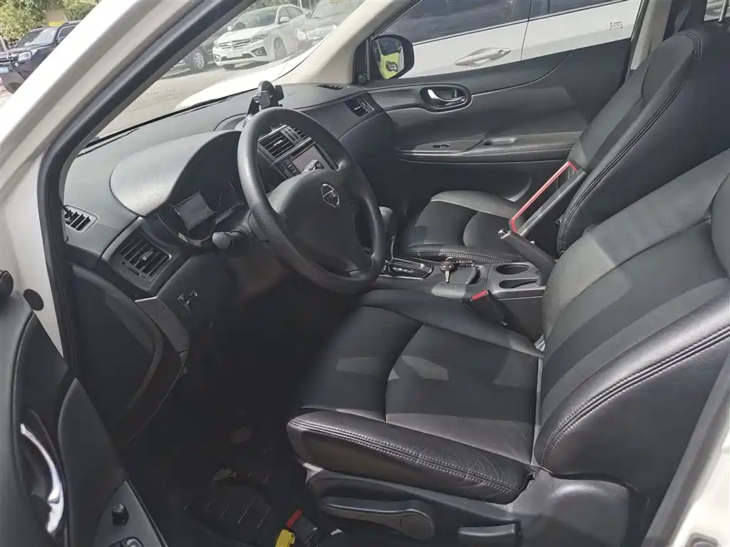 Nissan Tiida 2015 — фото 11