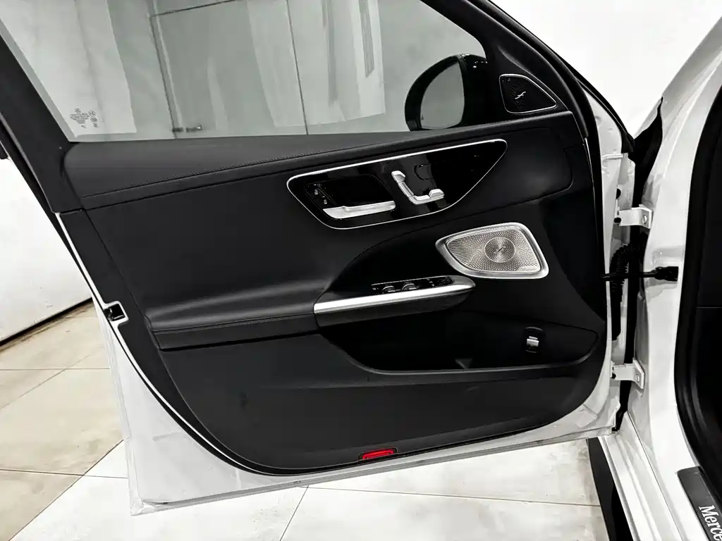 Mercedes-Benz C-Class 2024 — фото 10