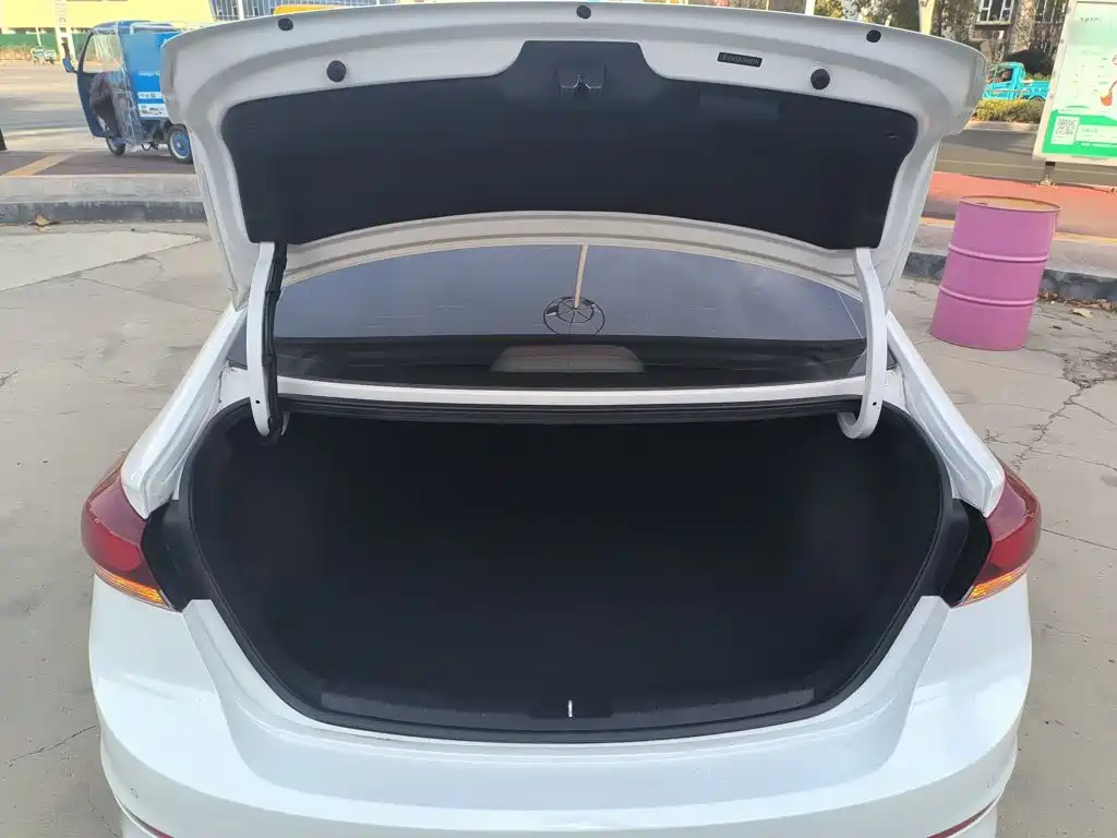 Hyundai Elantra 2019 — фото 16