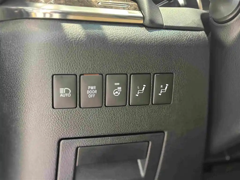 Toyota Vellfire 2022 — фото 13