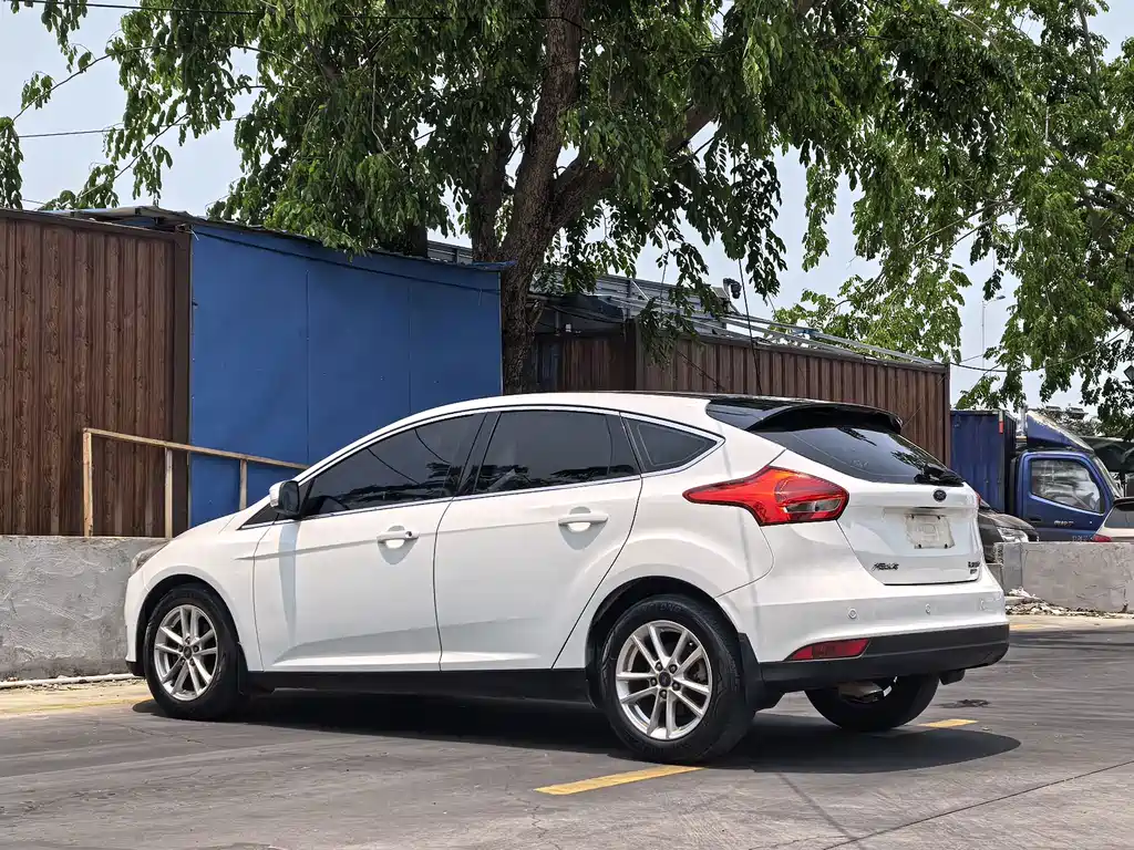 Ford Focus 2015 — фото 9