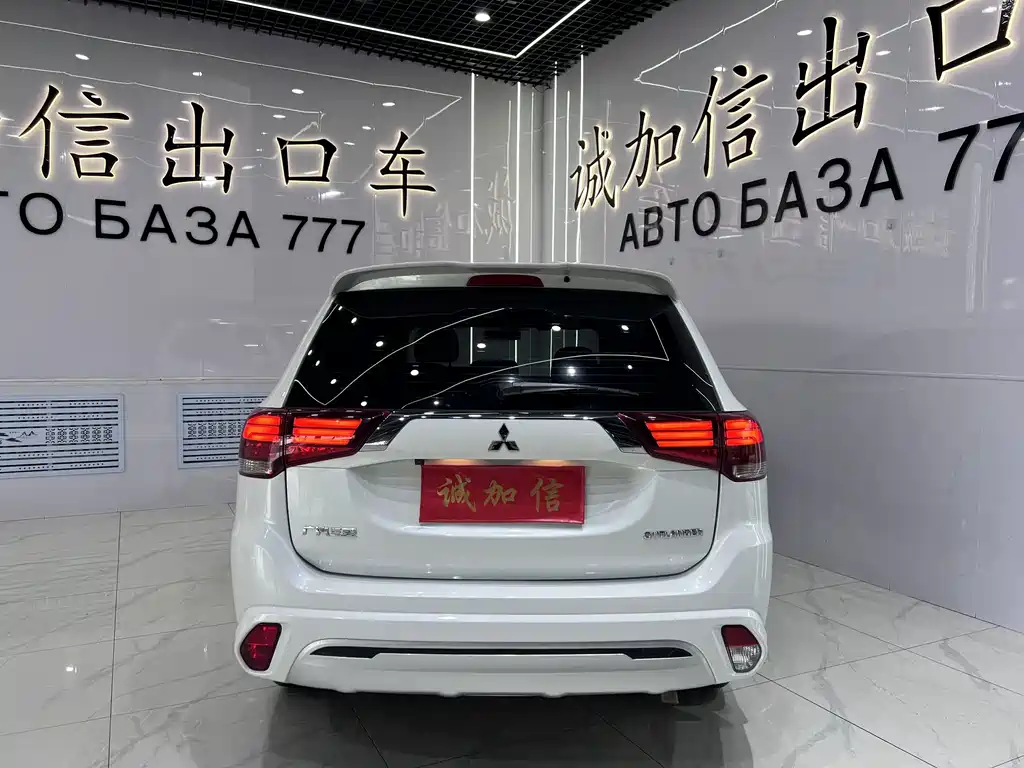 Mitsubishi Outlander 2022 — фото 5