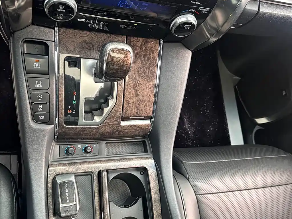 Toyota Alphard 2020 — фото 13