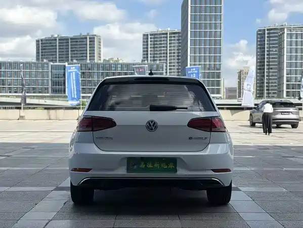 Volkswagen Golf Pure Electric 2021