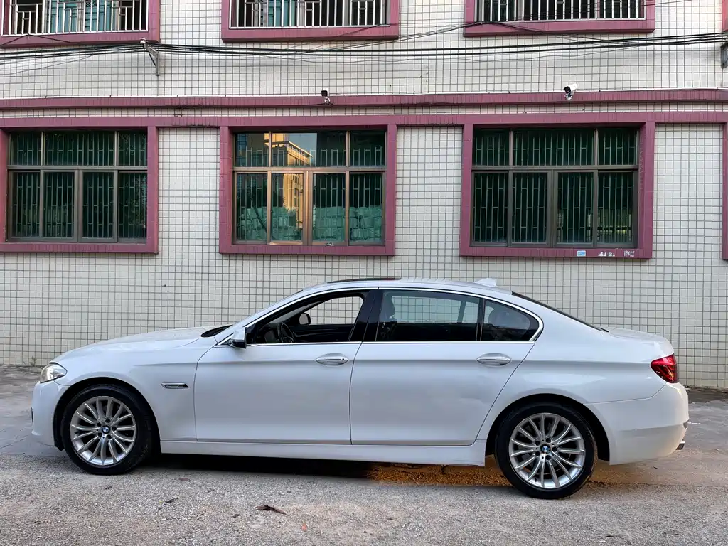 BMW 5 Series 2015 — фото 16