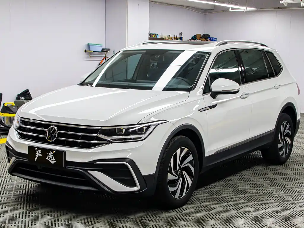 Volkswagen Tiguan L 2023 — фото 1