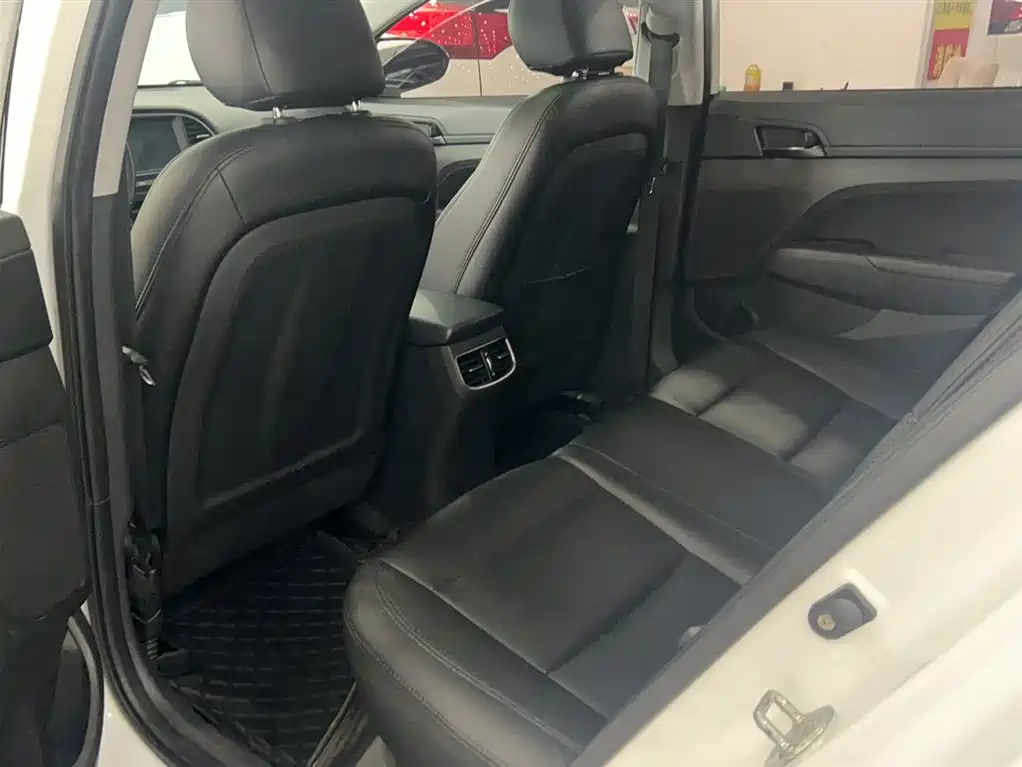 Hyundai Elantra 2019 — фото 14