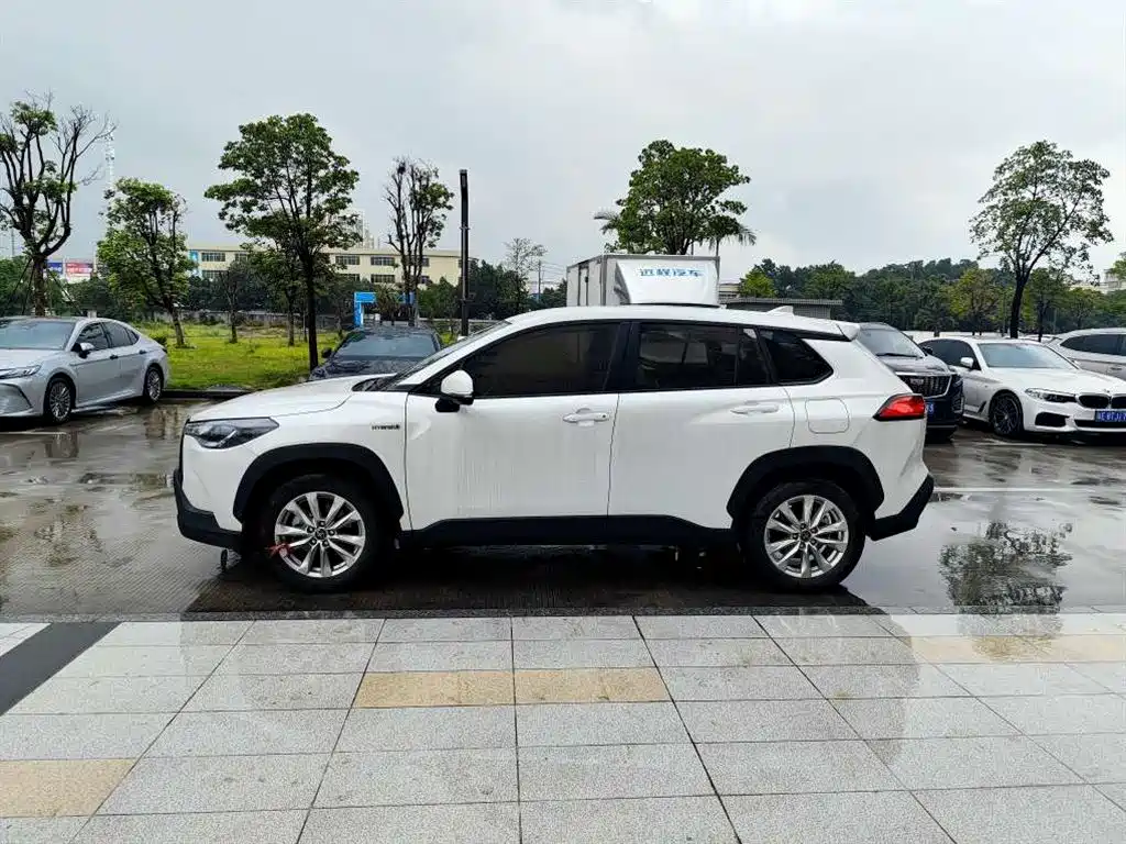 Toyota Corolla Cross 2024 — фото 3