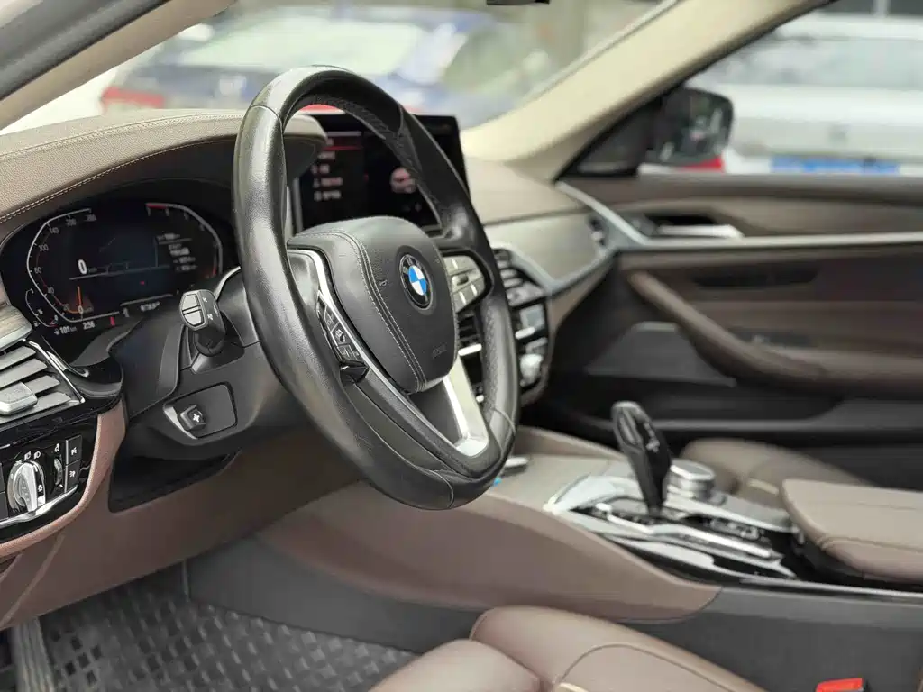 BMW 5 Series 2021 — фото 10